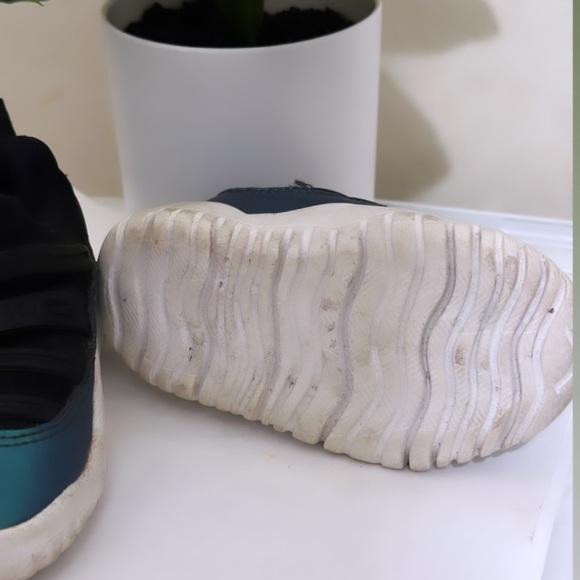 🧸 Jordan sneakers 🧸 size 5 - Picture 2 of 3